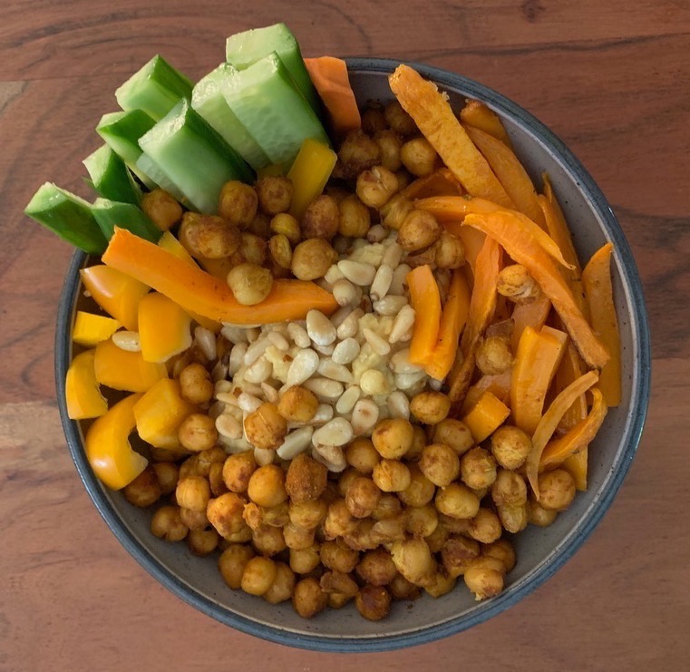 Bowl mit Couscous und Hummus