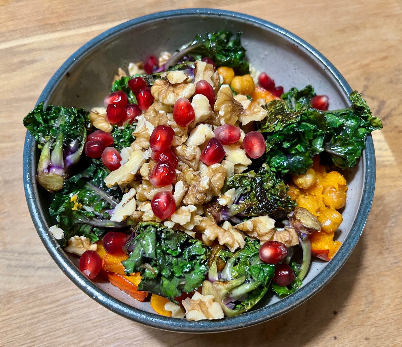 Bowl mit Quinoa, Kürbis und Granatapfelkernen