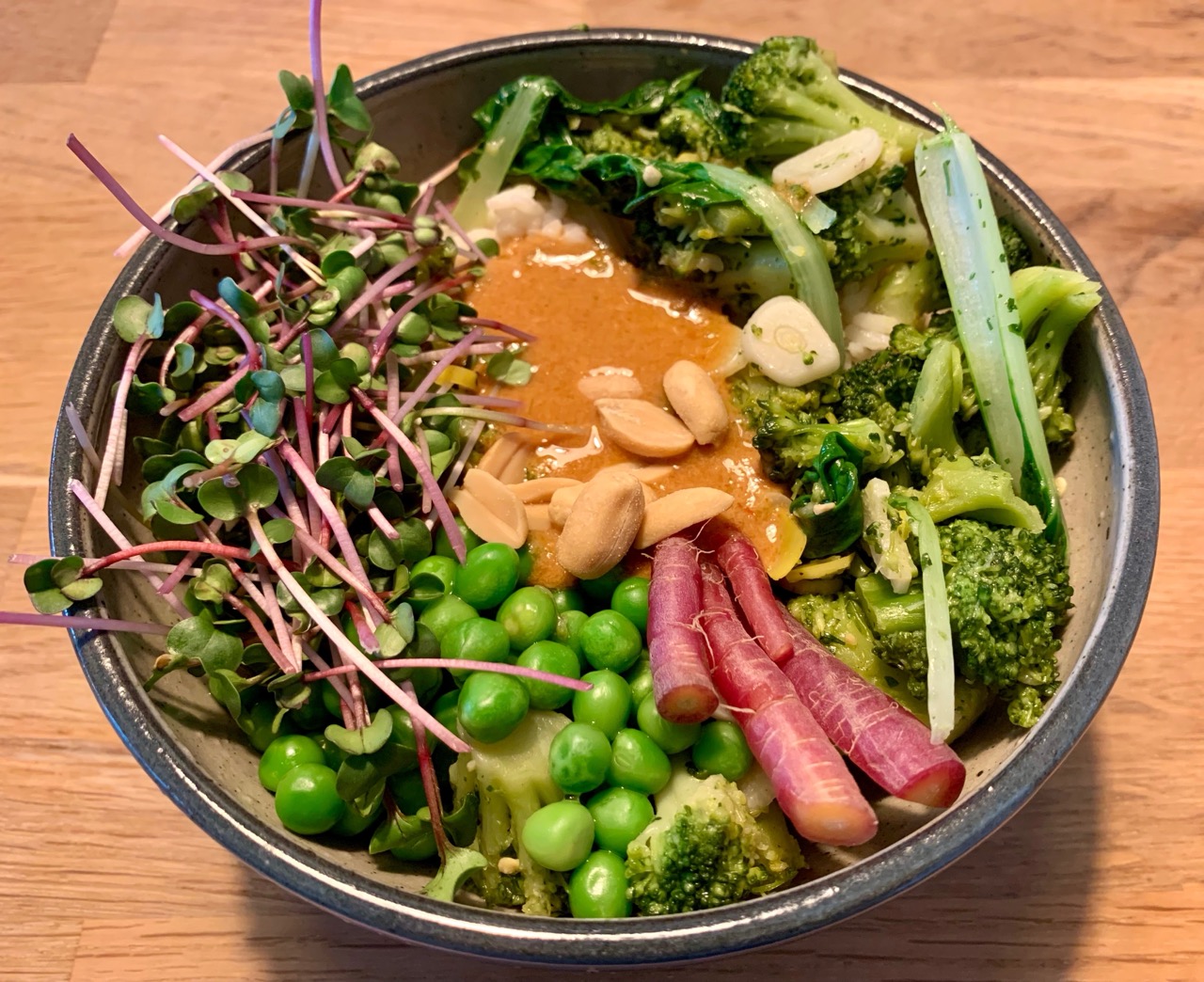 Bowl mit Reis und Erdnusssoße