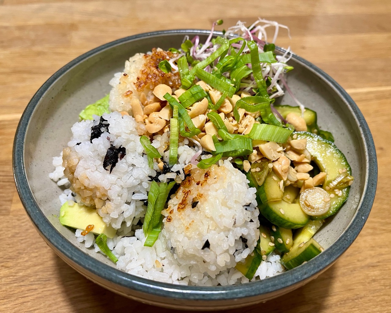 Bowl mit Reis, Gurkensalat und Nüssen