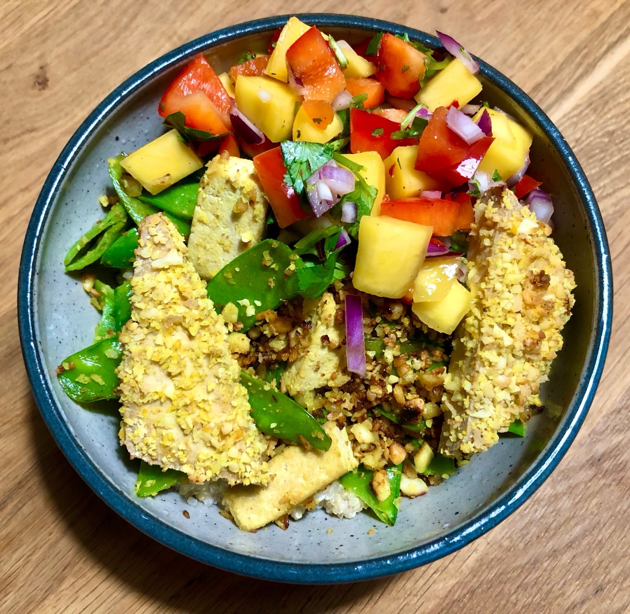 Bowl mit Quinoa, Macadamia-Tofu und Mango-Salsa