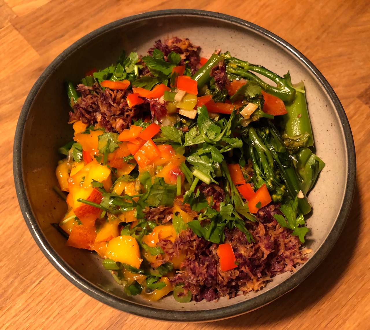 Bowl mit Reis und Passionsfrucht-Nektarinen-Salsa