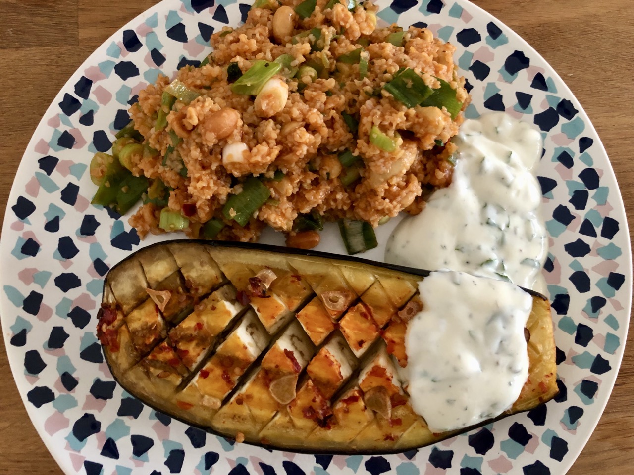 Chili-Knoblauch-Aubergine mit Bulgur und Joghurt