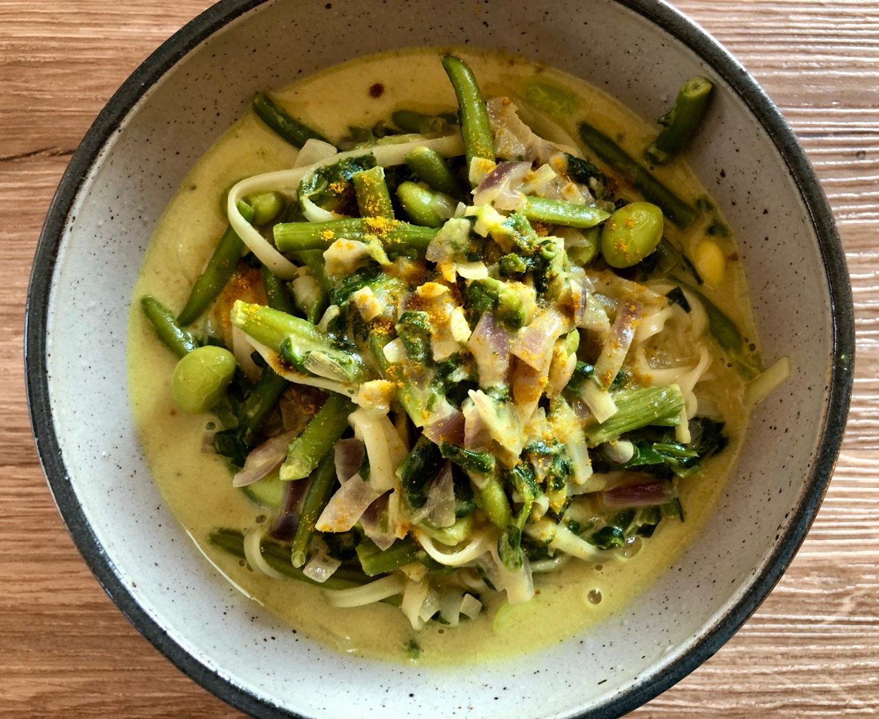 Curry-Kokos-Suppe mit Reisnudeln und grünem Gemüse