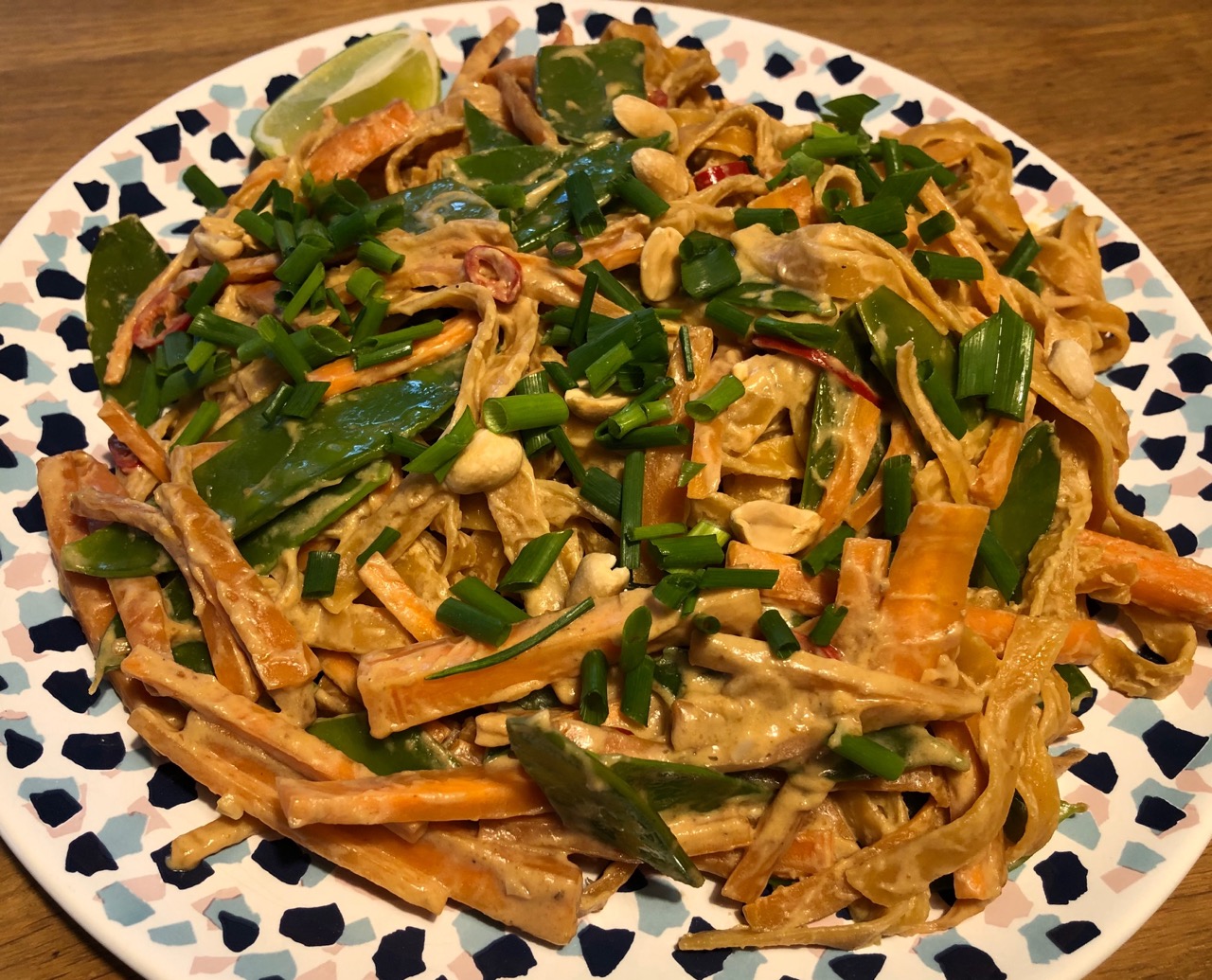 Erdnuss-Pasta mit Kaiserschoten