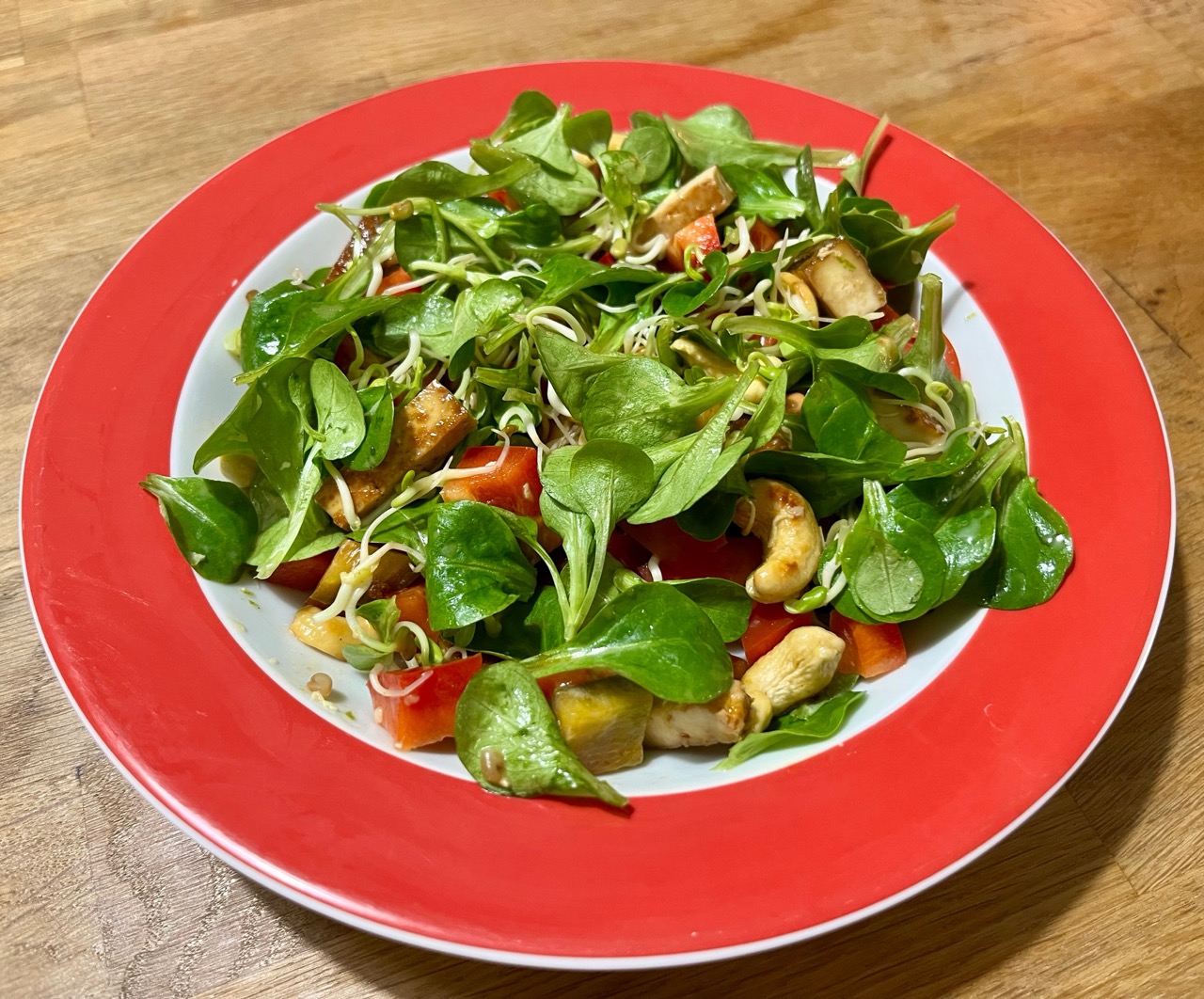Feldsalat mit Kokosdressing und Tofustreifen