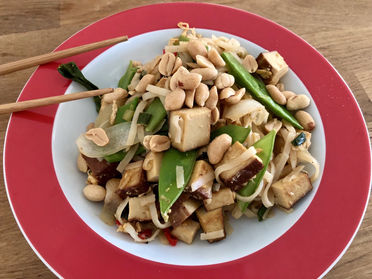 Gebratene Nudeln mit Gemüse und Tofu