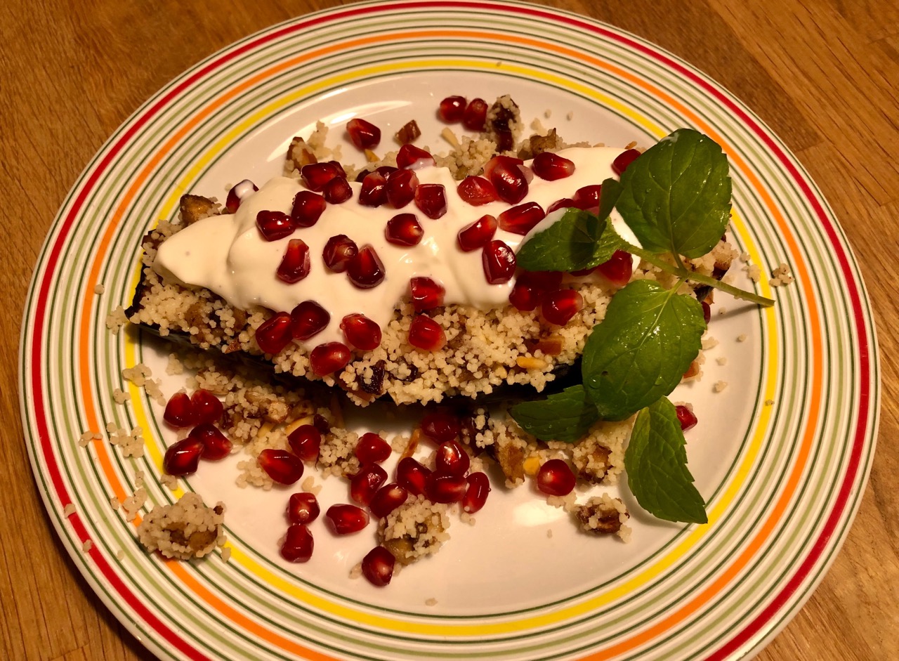 Gefüllte Aubergine mit Couscous und Joghurt