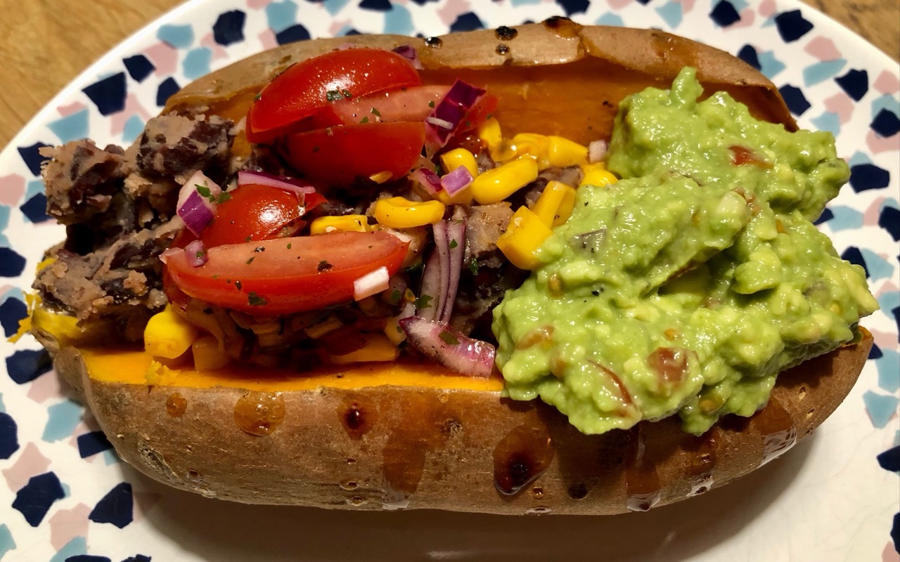 Gefüllte Süßkartoffel mit Bohnen, Guacamole und Salsa