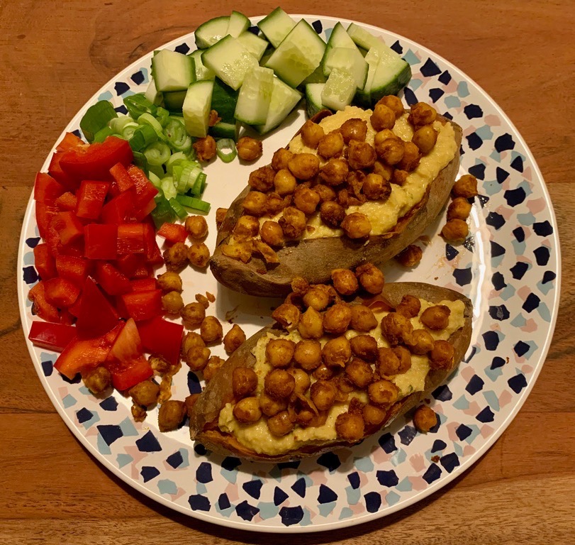 Gefüllte Süßkartoffel mit Hummus