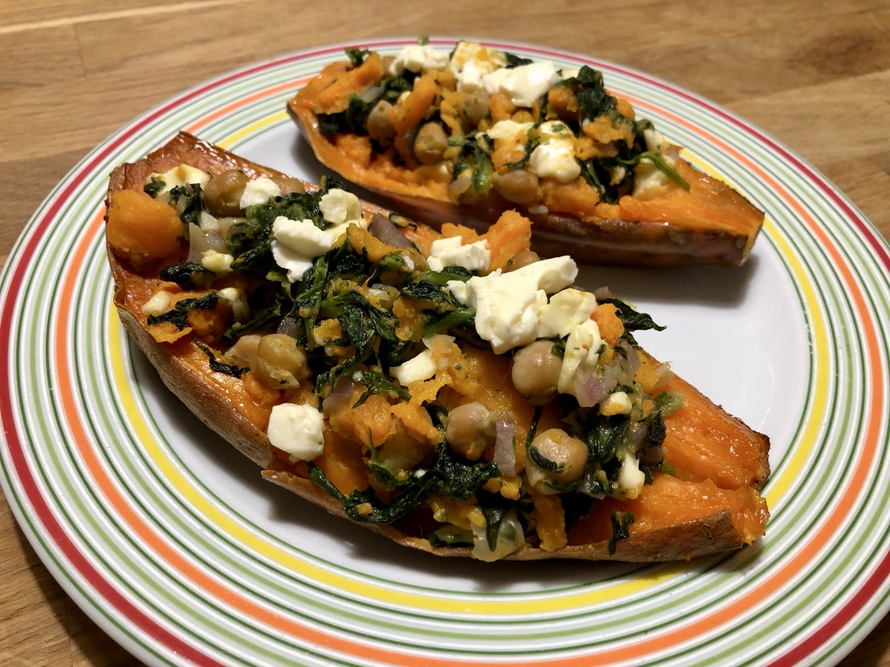 Gefüllte Süßkartoffel mit Spinat und Hirtenkäse