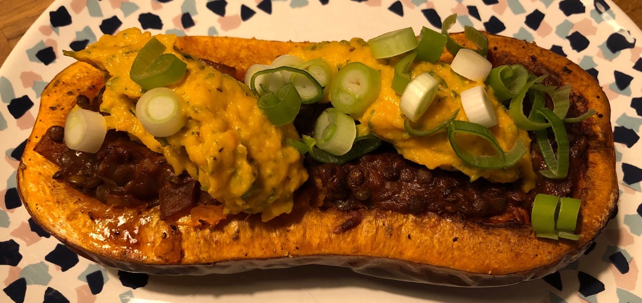 Gefüllter Kürbis mit Linsen und Tahini-Dip