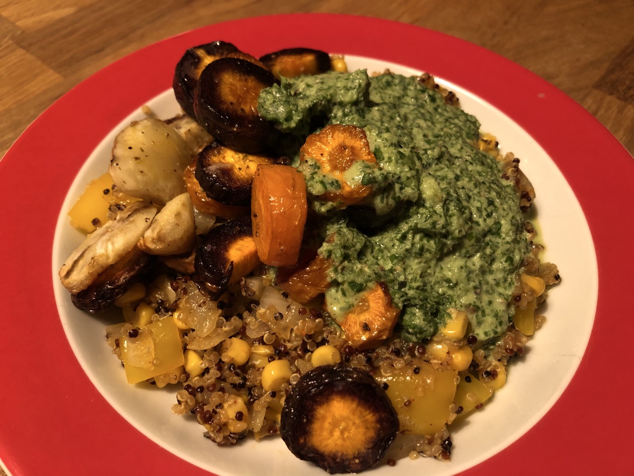 Gemüsepfanne mit Quinoa, Topinambur und Joghurt-Kräuter-Soße