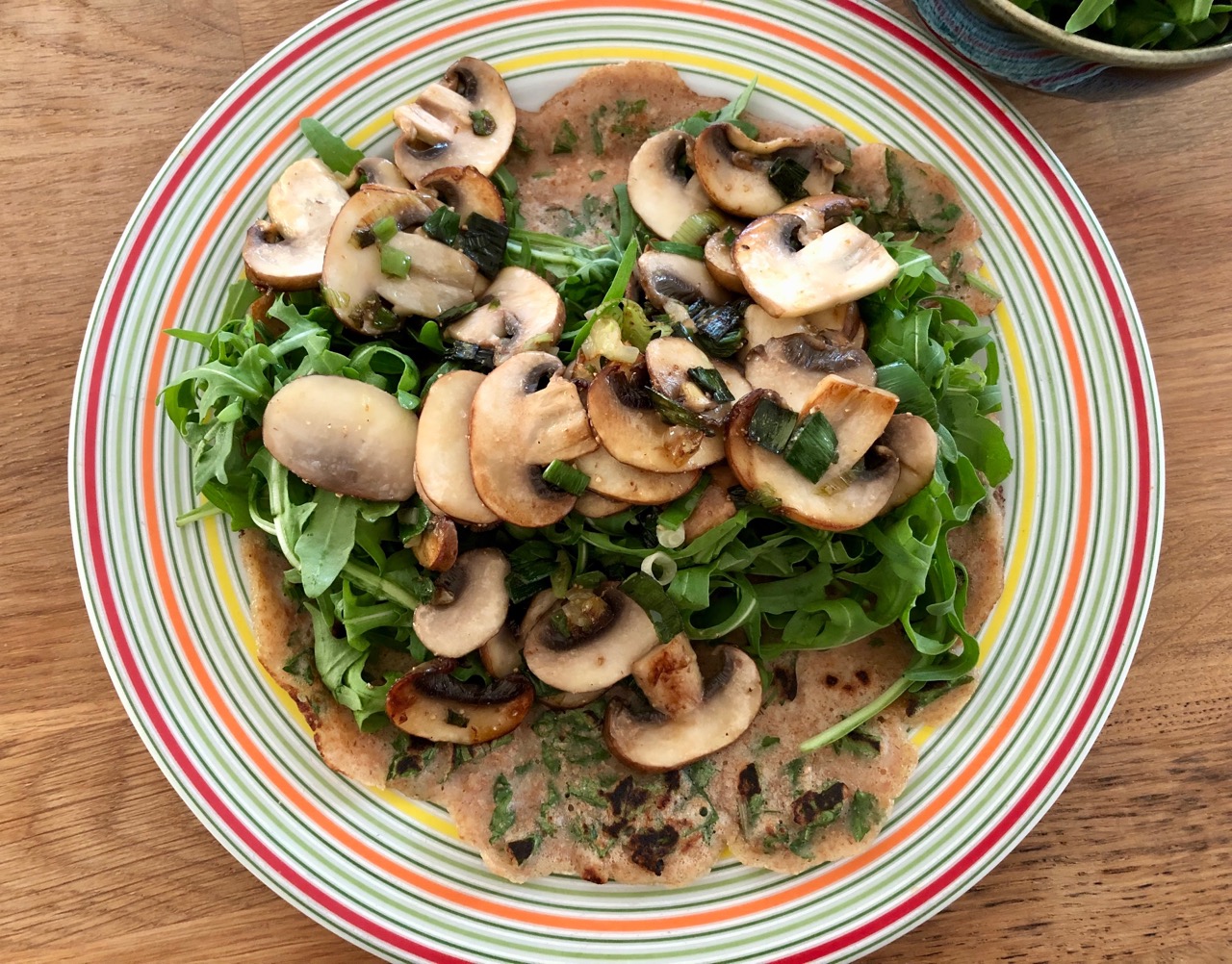 Pfannkuchen mit Pilzen und Rucola