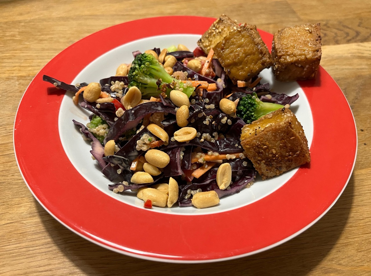Quinoasalat mit Gemüse, Tofu und Erdnusssoße