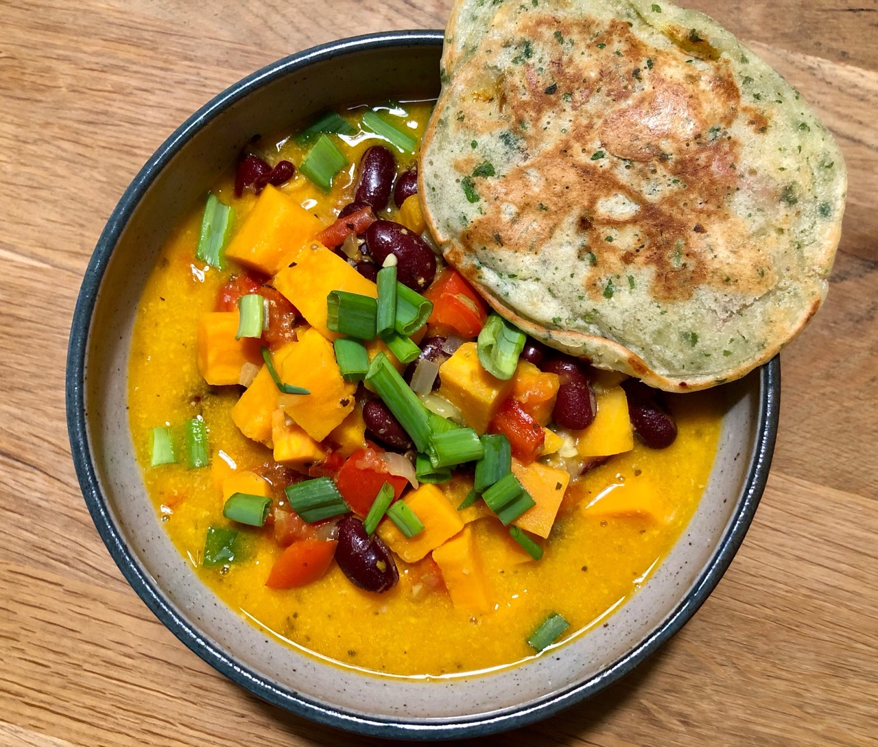 Süßkartoffel-Bohnen-Curry mit Pancakes