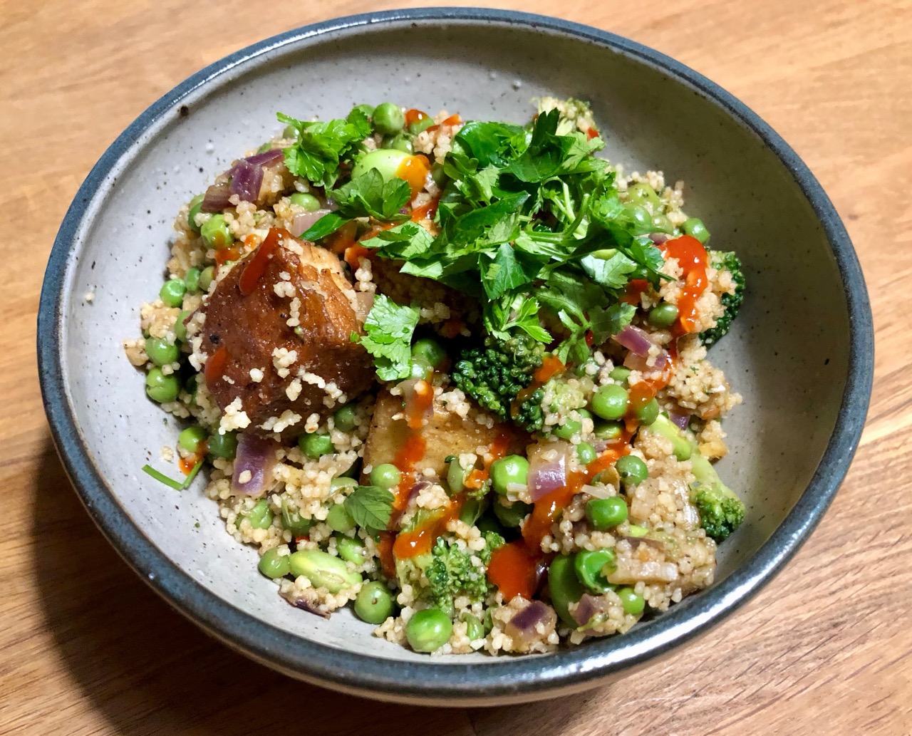 Tofu-Couscous mit grünem Gemüse